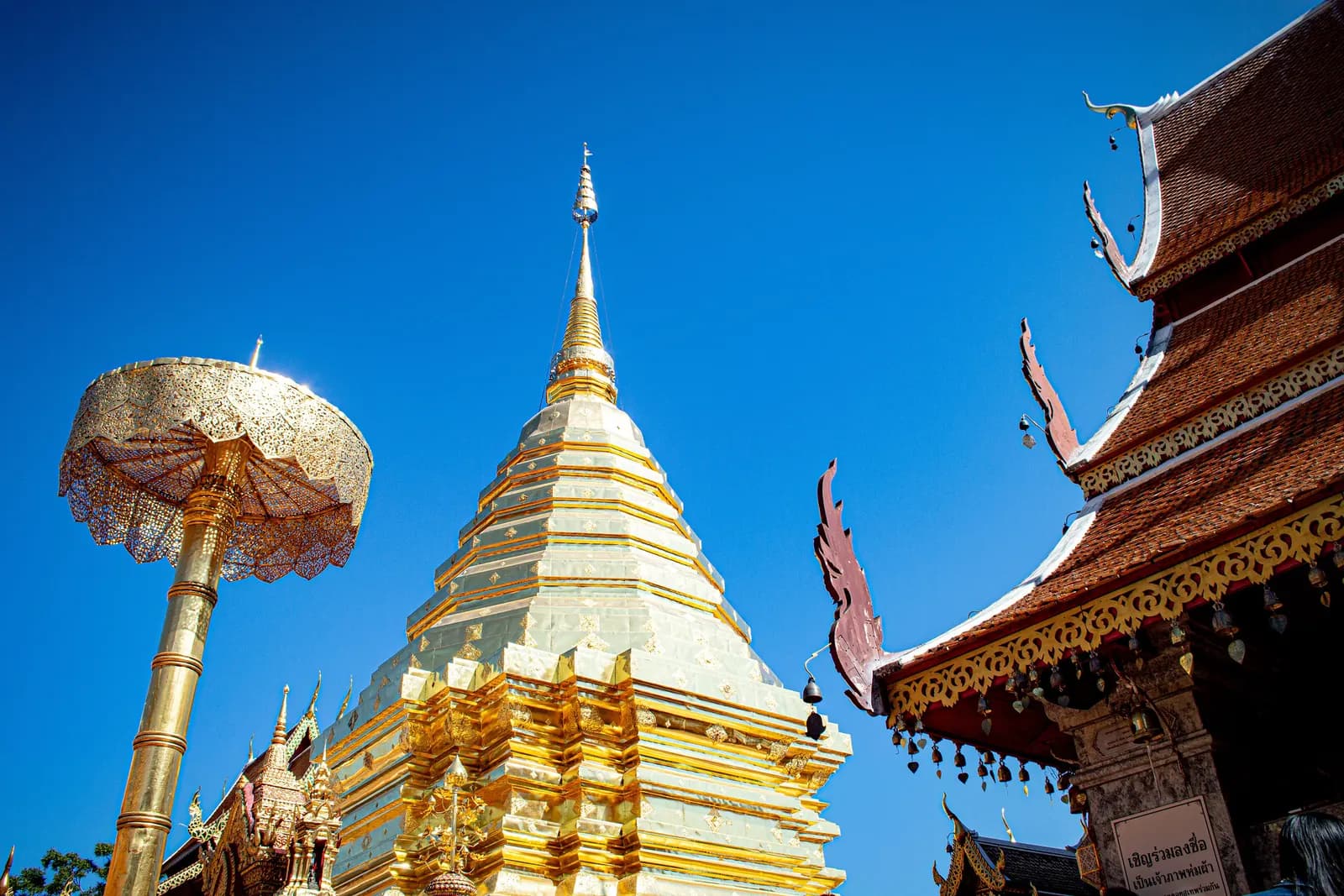 เจดีย์ทองและฉัตรทองที่วัดพระธาตุดอยสุเทพ บนดอยสุเทพเหนือตัวเมืองเชียงใหม่