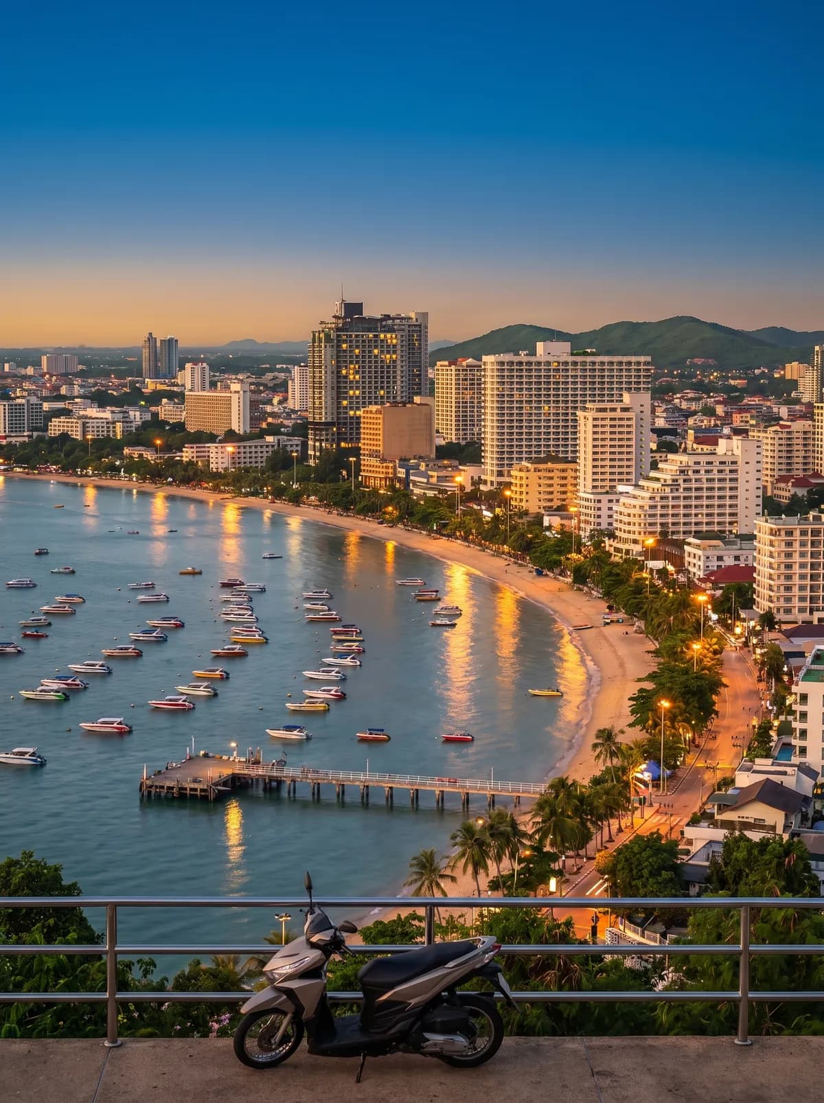 อ่าวพัทยาและไฟริมถนนเลียบชายหาดยามค่ำจากเขาพระตำหนัก