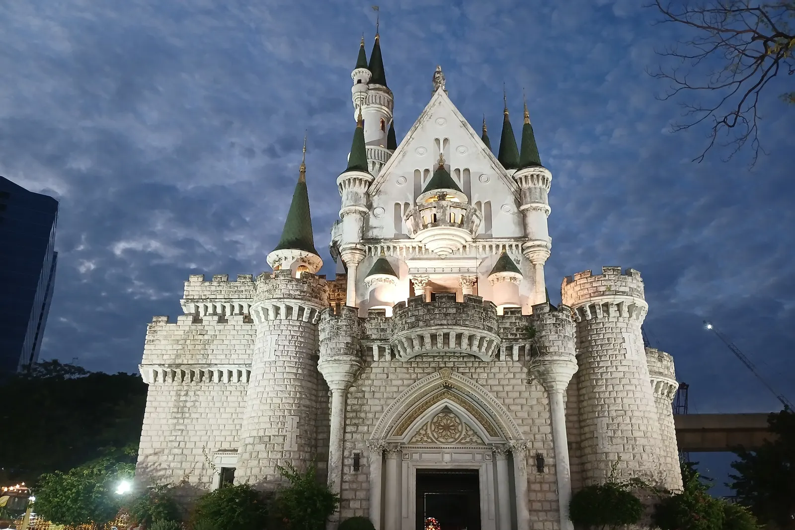 The white castle at Liab Duan DanNeramit night market at dusk