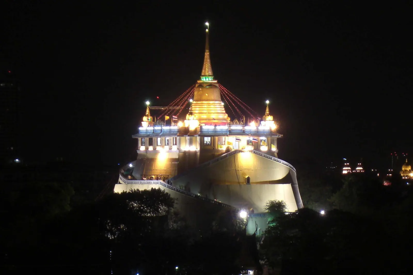 2007年跨年夜的金山寺，一串串灯一直挂到山顶的金色佛塔